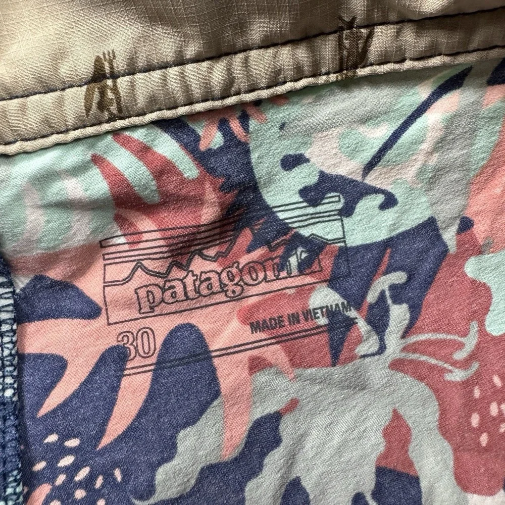 Patagonia Scallop Hem Stretch Wavefarer Boardshorts 30 Wild Waratah Celadon